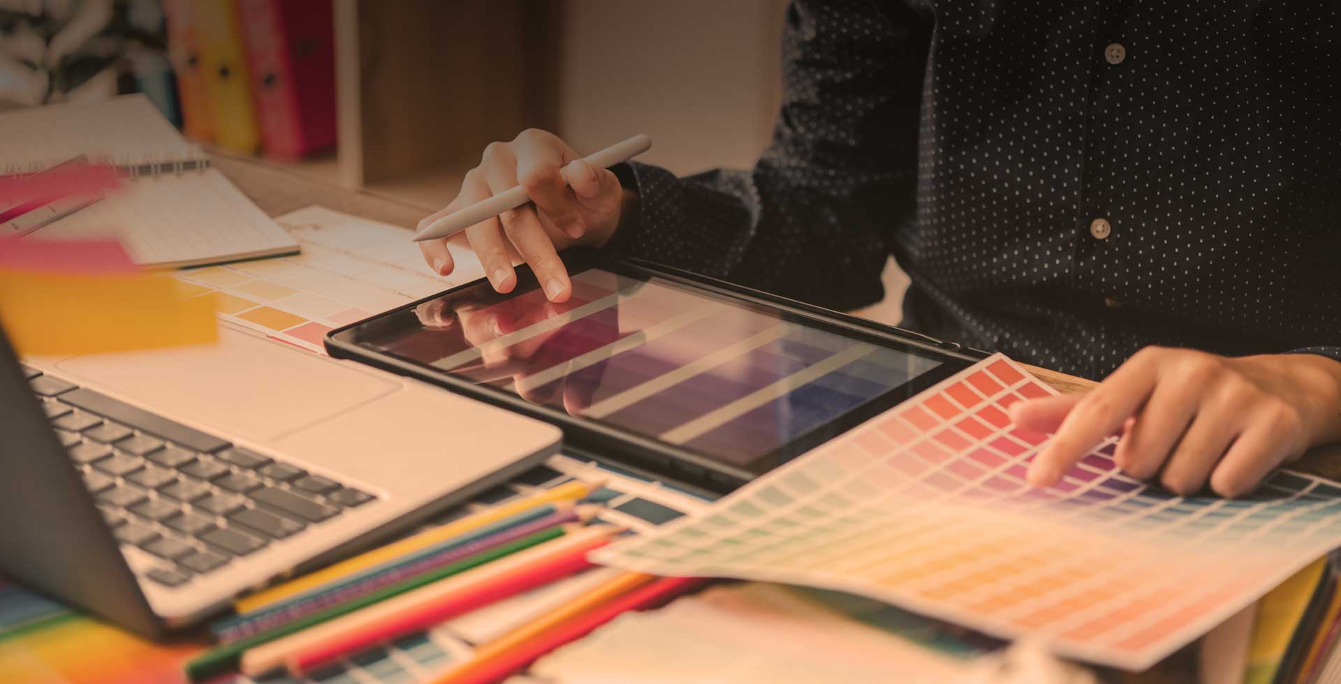 Persona revisando un plan estratégico y creativo en una oficina moderna, señalando elementos clave en un diagrama.