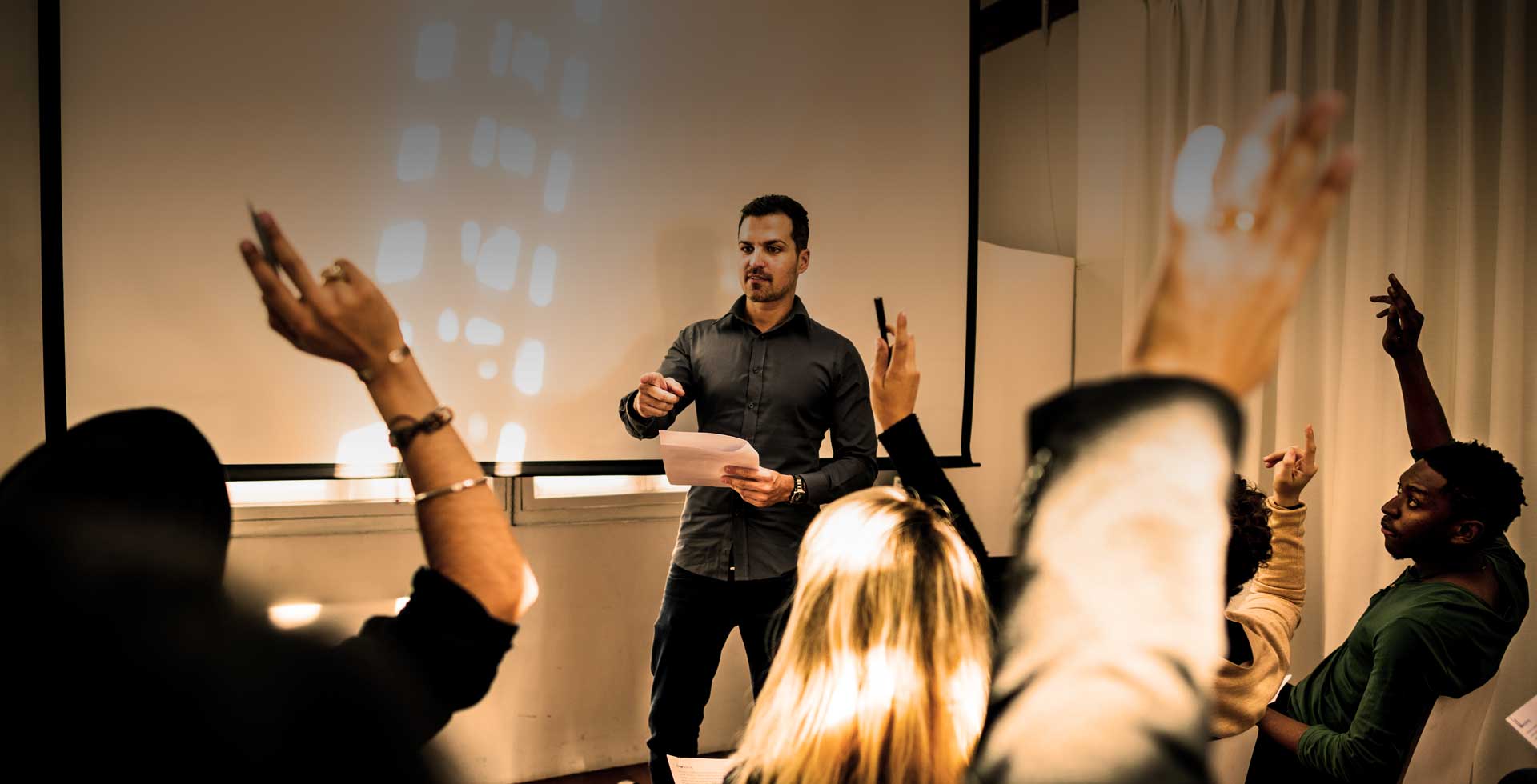 Formador guiando a un grupo de adultos en una sesión práctica con herramientas digitales.